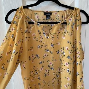 Rue 21 open shoulder flower top
